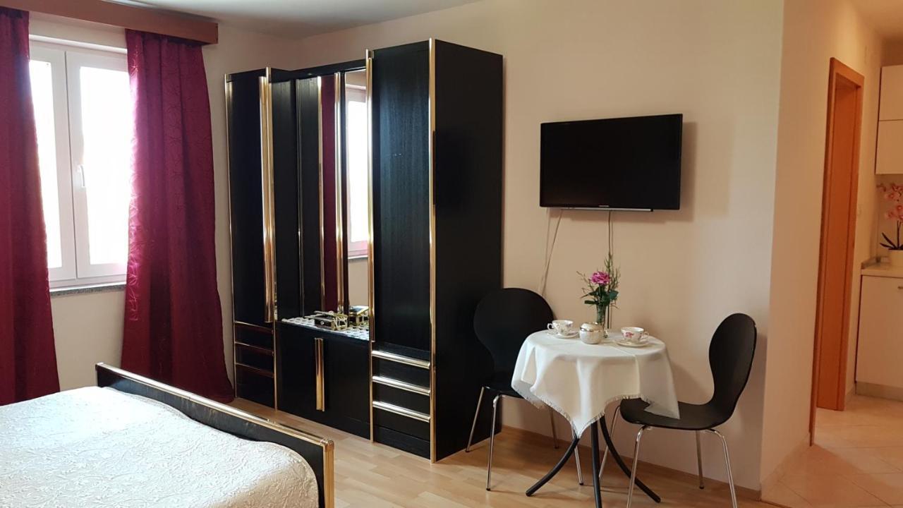 Apartmani Diva Malinska Bagian luar foto